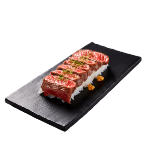 homonovus.ch_Hosomaki_with_steak_inside_front_view_photo_taken__a200a431-1856-4641-bc74-ac6c2c7c7956-transformed-2